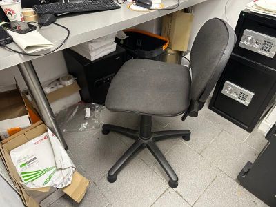 bureau faux bois mélaminé gris,