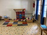 une pièce où il y a beaucoup de jouets par terre