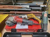 une boîte d'outils posée sur une table