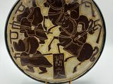 une assiette sur laquelle figure l'image d'un homme à cheval