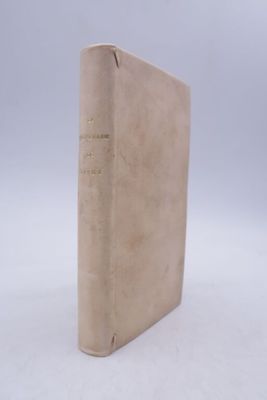 un vieux livre posé sur une surface blanche