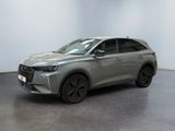 un SUV gris garé dans une pièce aux murs blancs
