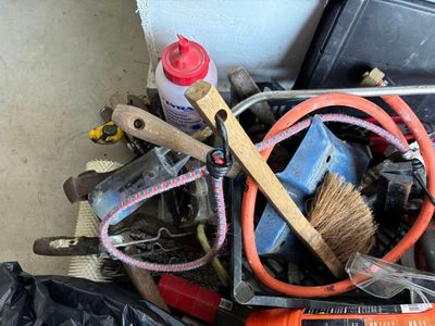 un tas d'outils posés par terre