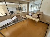 une pièce avec un bureau sur lequel se trouvent de nombreuses boîtes
