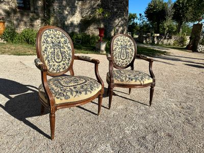 deux chaises posées sur le gravier