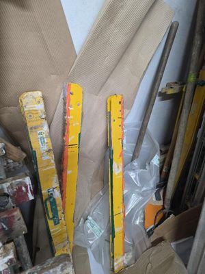 une pile de skis posée par terre