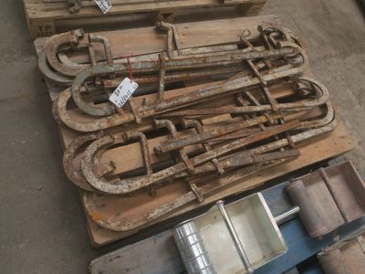 beaucoup de vieux outils qui traînent par terre