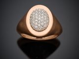 gros plan d'une bague en or avec des diamants sur une surface noire