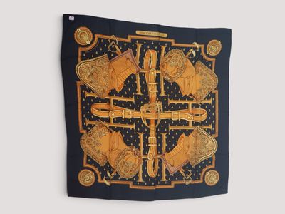 foulard carré en soie bleu marine et or, orné d'un motif doré et noir