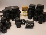 plusieurs types d'appareils photo différents posés sur une table