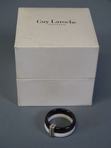 Guy LAROCHE   Bague en céramique noire et blanche.