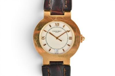 une montre-bracelet en or dont le cadran est orné de chiffres romains