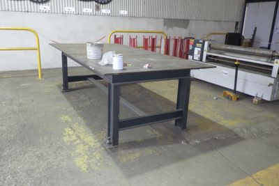 une table sur laquelle se trouve une tasse, dans une pièce