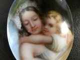 une image représentant une image d'une femme et d'un enfant sur une assiette