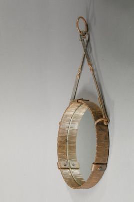 un miroir accroché au mur, avec une corde autour