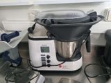 un mixeur posé sur le plan de travail de la cuisine