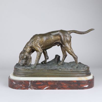 statue d'un chien posée sur un socle en marbre, sur fond blanc