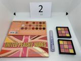 un gros plan sur une boîte de maquillage posée sur une table