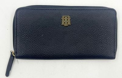 un portefeuille en cuir noir avec un logo doré sur le devant