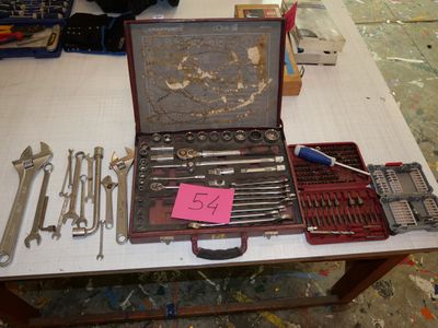 un grand nombre d'outils posés sur une table