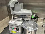 une machine posée sur le comptoir d'une cuisine