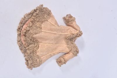un ours en peluche allongé sur une surface blanche