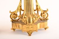 Paire de candélabres en bronze ciselé et doré à cinq lumière… (photo 2)
