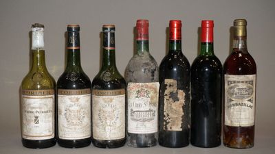 plusieurs bouteilles de vin sont alignées sur une table