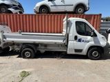 un camion blanc garé à côté d'une voiture blanche