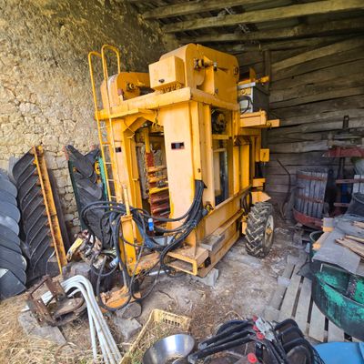une grande machine installée à l'intérieur d'un bâtiment