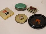un grand nombre d'objets posés sur une table