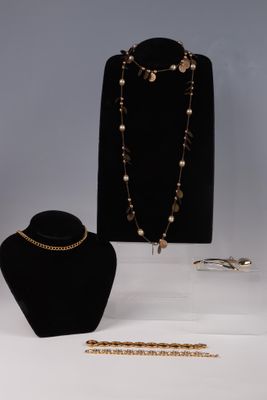 des colliers, des bracelets et d'autres bijoux sont présentés sur un fond blanc