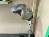 un sèche-cheveux posé sur un support dans une pièce