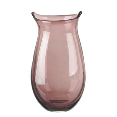 vase en verre rose avec une anse noire sur fond blanc