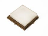 vue de dessus d'une serviette en papier blanche carrée posée sur un support en bois