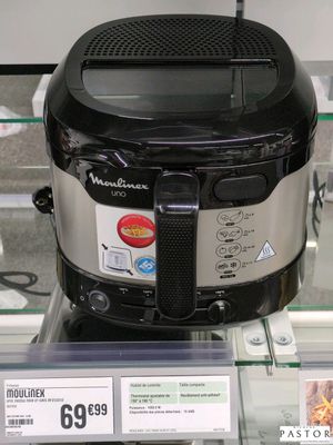 un cuiseur à riz noir et argent exposé dans un magasin