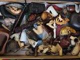 une boîte pleine d'objets assortis qui se trouvent dans la boîte