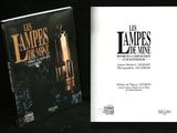 deux livres posés l'un à côté de l'autre sur une table, sur une surface noire