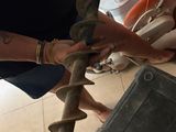 un homme qui tient un marteau à la main