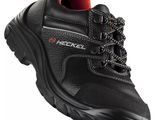 un gros plan sur une paire de chaussures de travail noires sur fond blanc