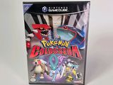 un gros plan sur une boîte de jeu Nintendo sur laquelle figure un jeu Pokémon