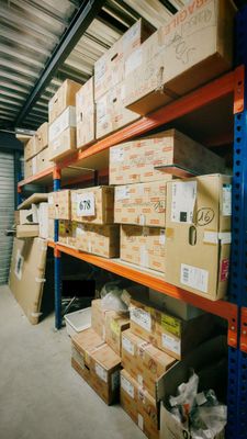 de nombreux cartons sur les étagères de l'entrepôt