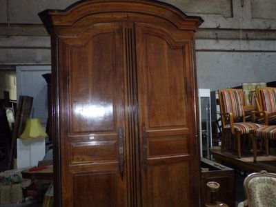 une grande armoire en bois au milieu d'une pièce