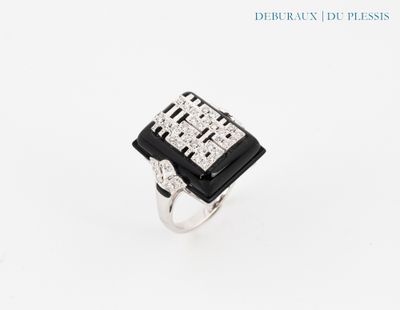un gros plan d'une bague noire et blanche sur fond blanc
