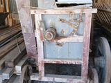 une machine posée au milieu d'un tas de bois