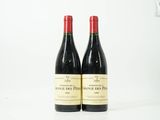 deux bouteilles de vin rouge posées sur une table blanche