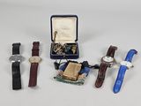 un grand nombre de montres posées sur une table