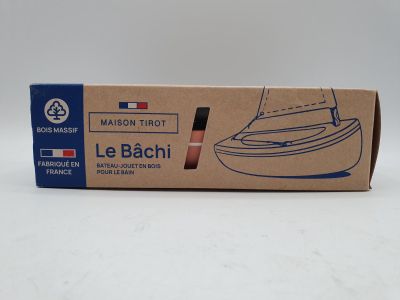 La boîte est vide et prête à être remplie d'un voilier.