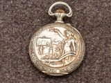 une montre de poche en argent sur laquelle figure le portrait d'une femme