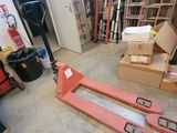 Les cartons et les palettes sont empilés sur des palettes dans un entrepôt.